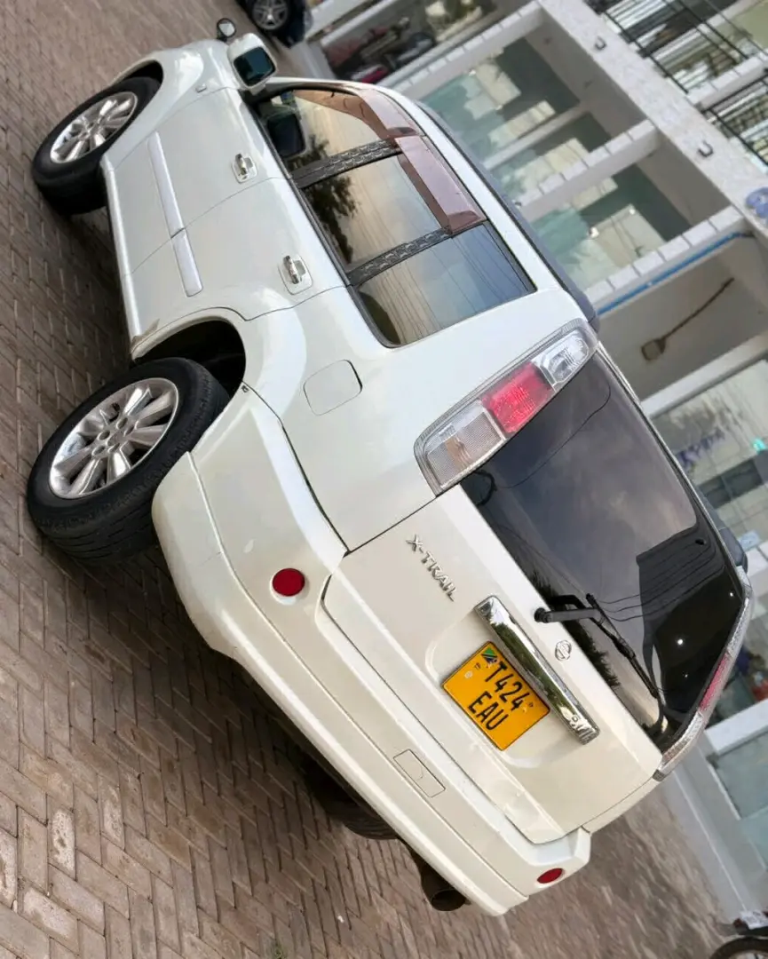 White Nissan X-Trail SUV for Sale thumbnail 4