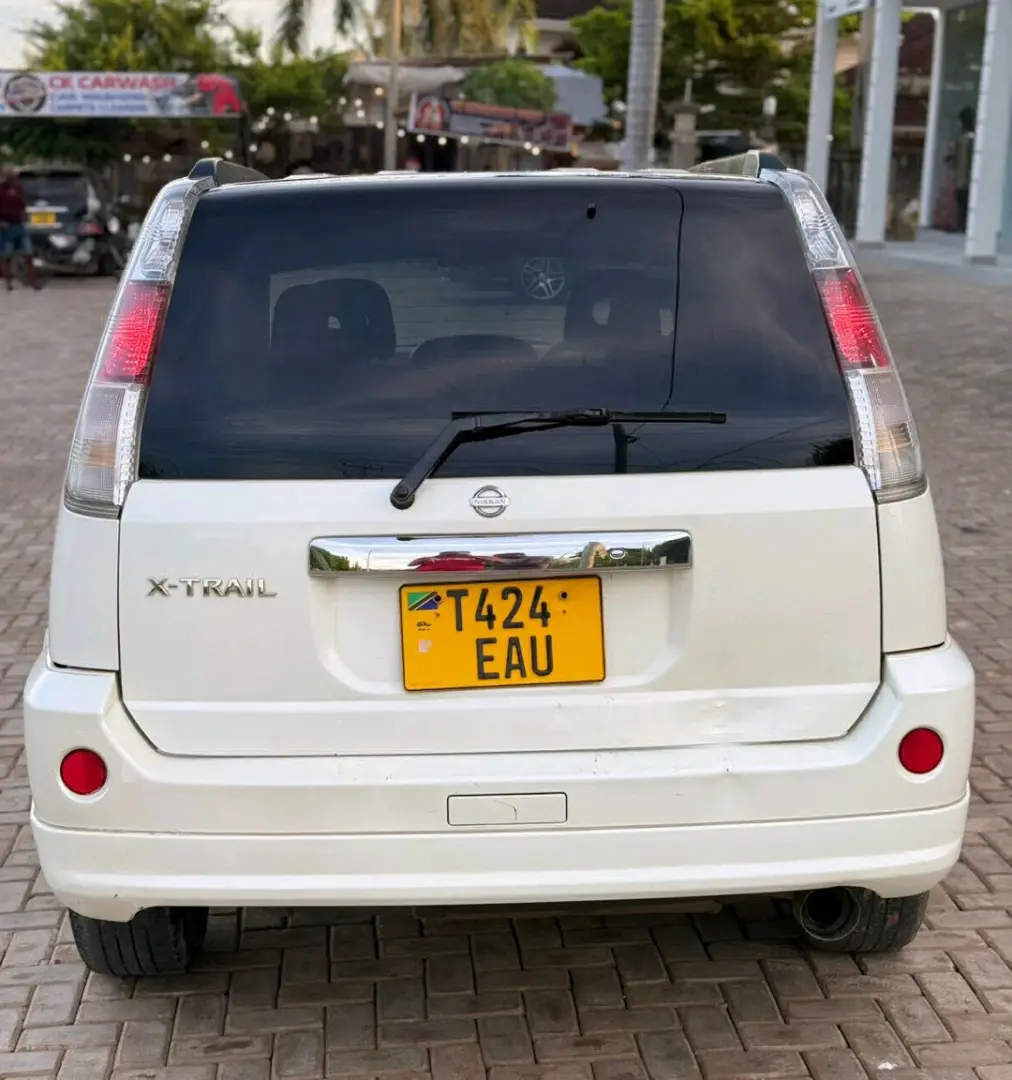 White Nissan X-Trail SUV for Sale thumbnail 6