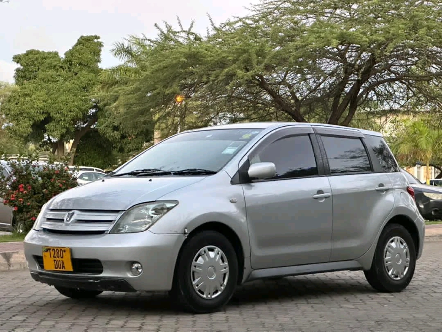 Toyota Ist Silver Car Reg DUA thumbnail 2