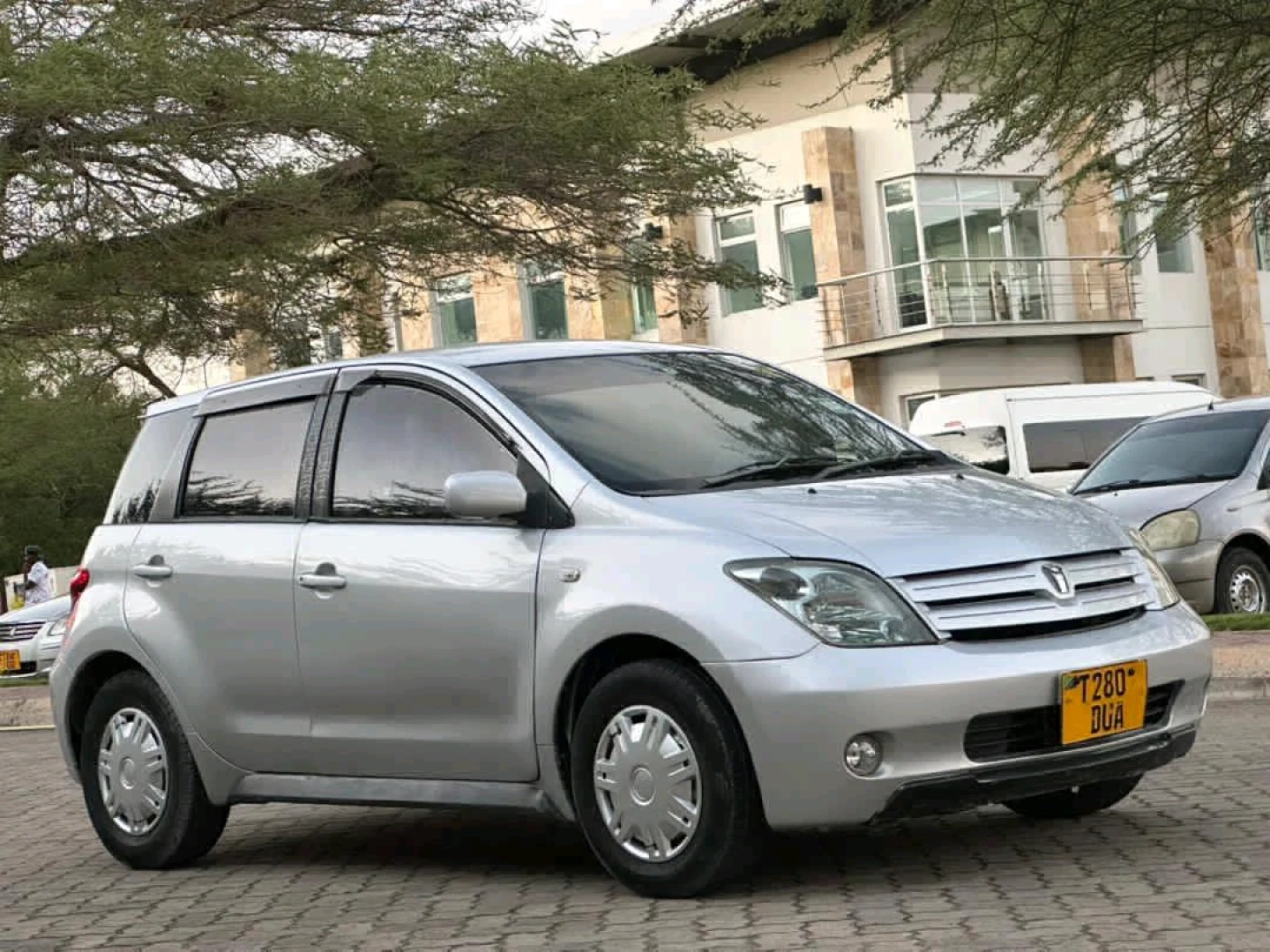 Toyota Ist Silver Car Reg DUA thumbnail 3