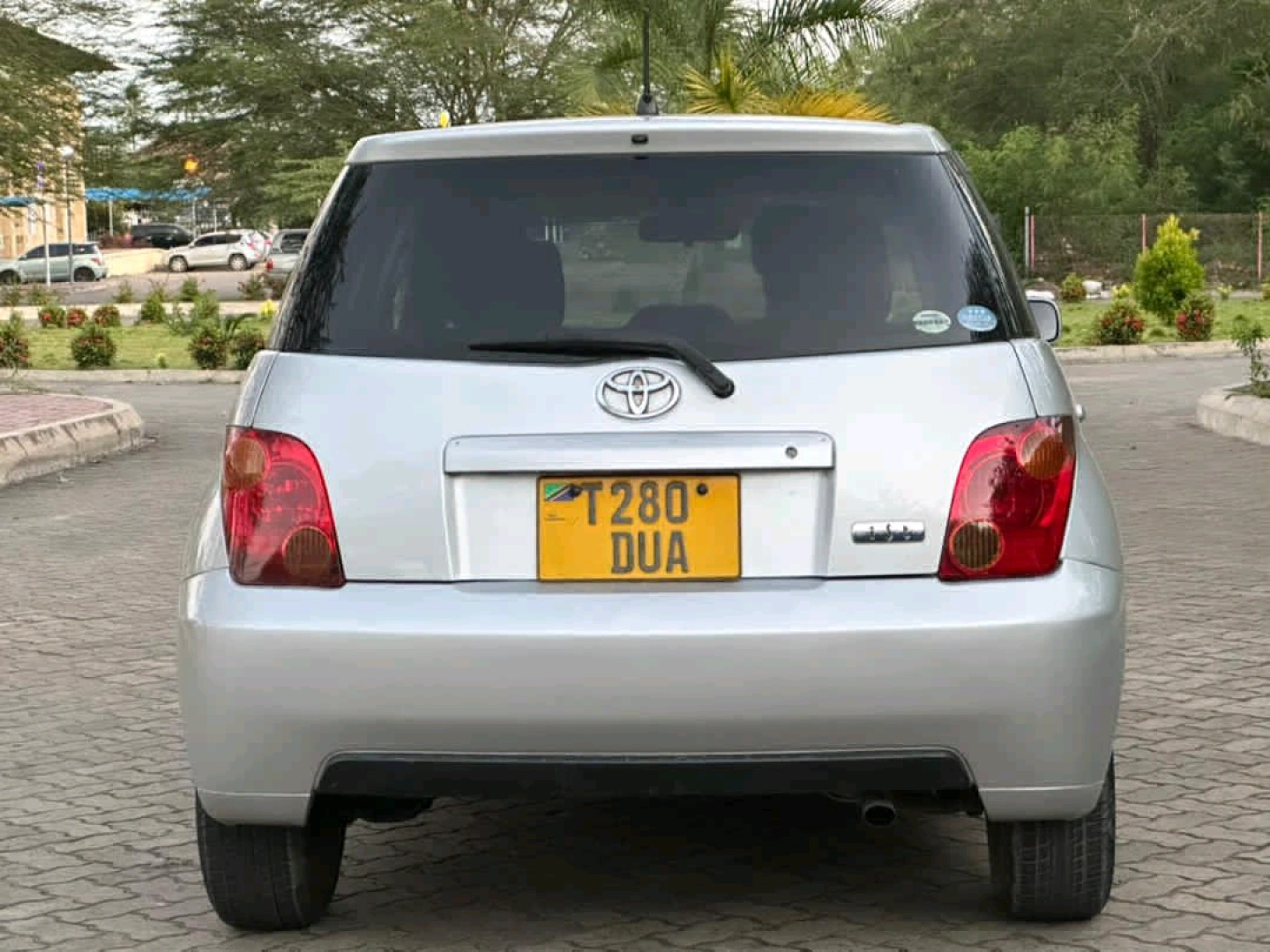 Toyota Ist Silver Car Reg DUA thumbnail 4