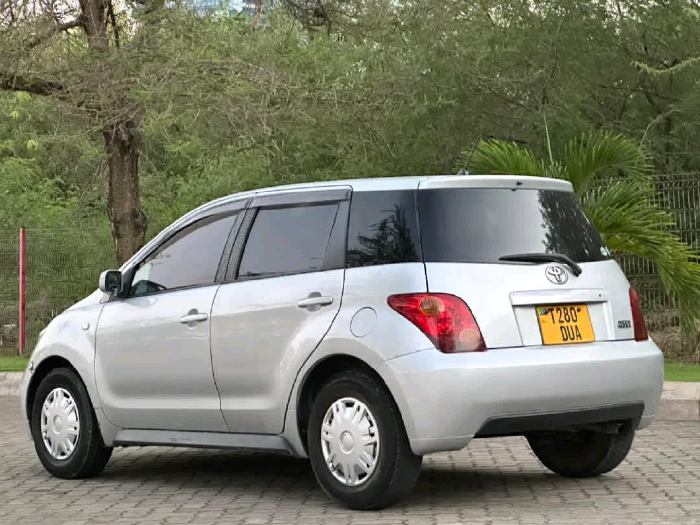Toyota Ist Silver Car Reg DUA thumbnail 5