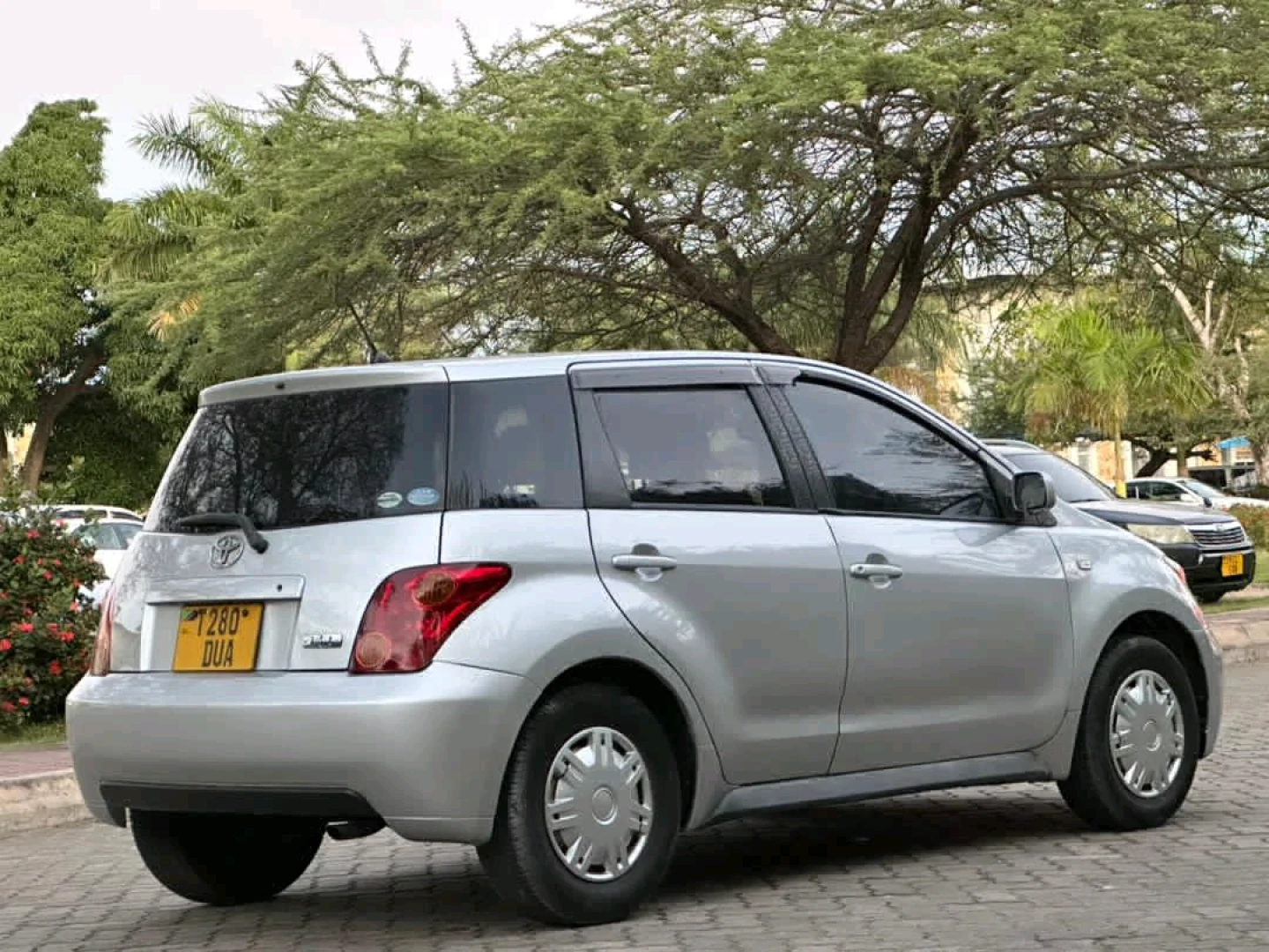 Toyota Ist Silver Car Reg DUA thumbnail 6