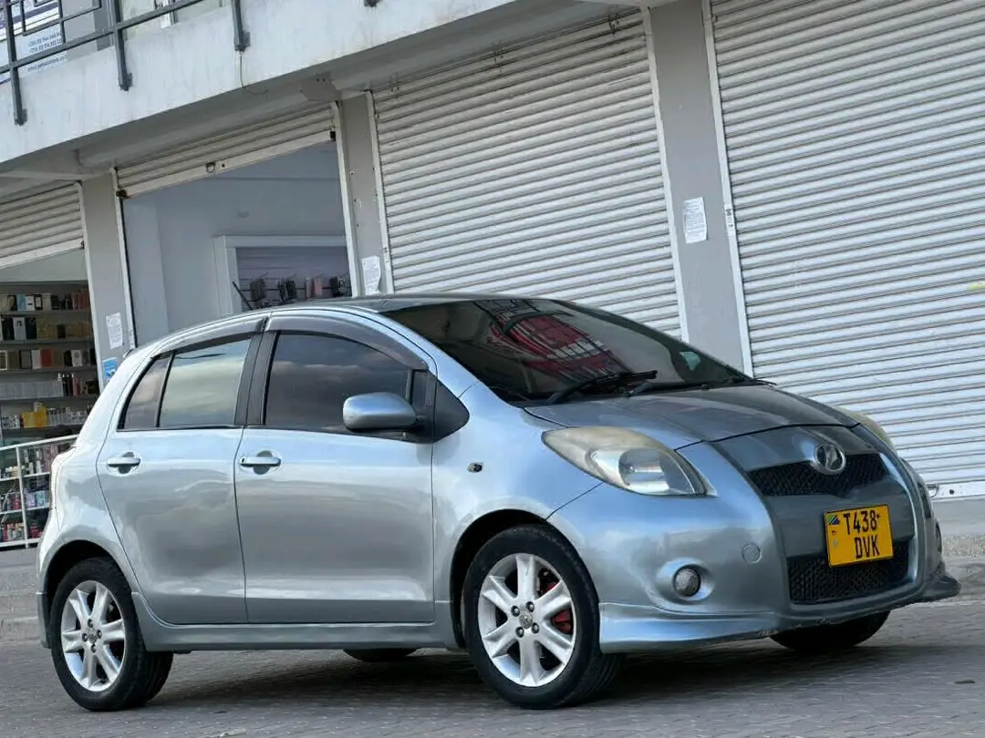 Toyota Vitz RS Silver Automatic 11M thumbnail 3