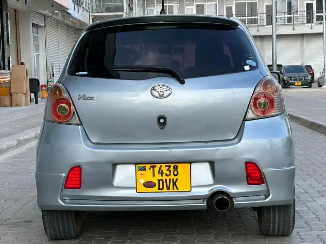 Toyota Vitz RS Silver Automatic 11M thumbnail 4