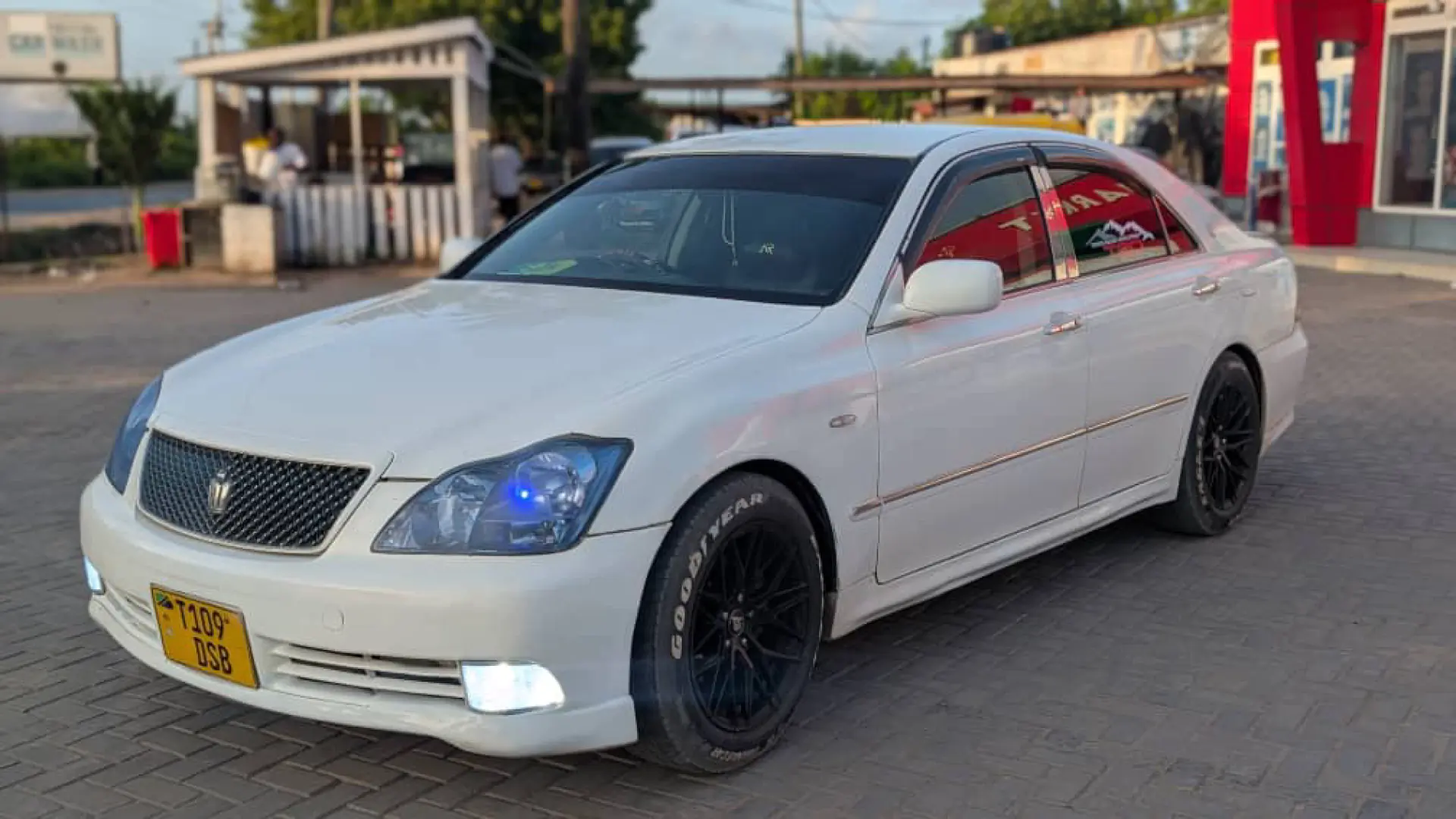 Toyota Crown Athlete 2400cc for Sale thumbnail 2