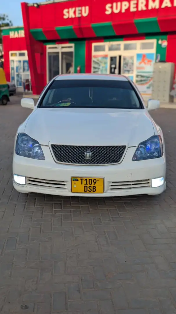 Toyota Crown Athlete 2400cc for Sale thumbnail 3