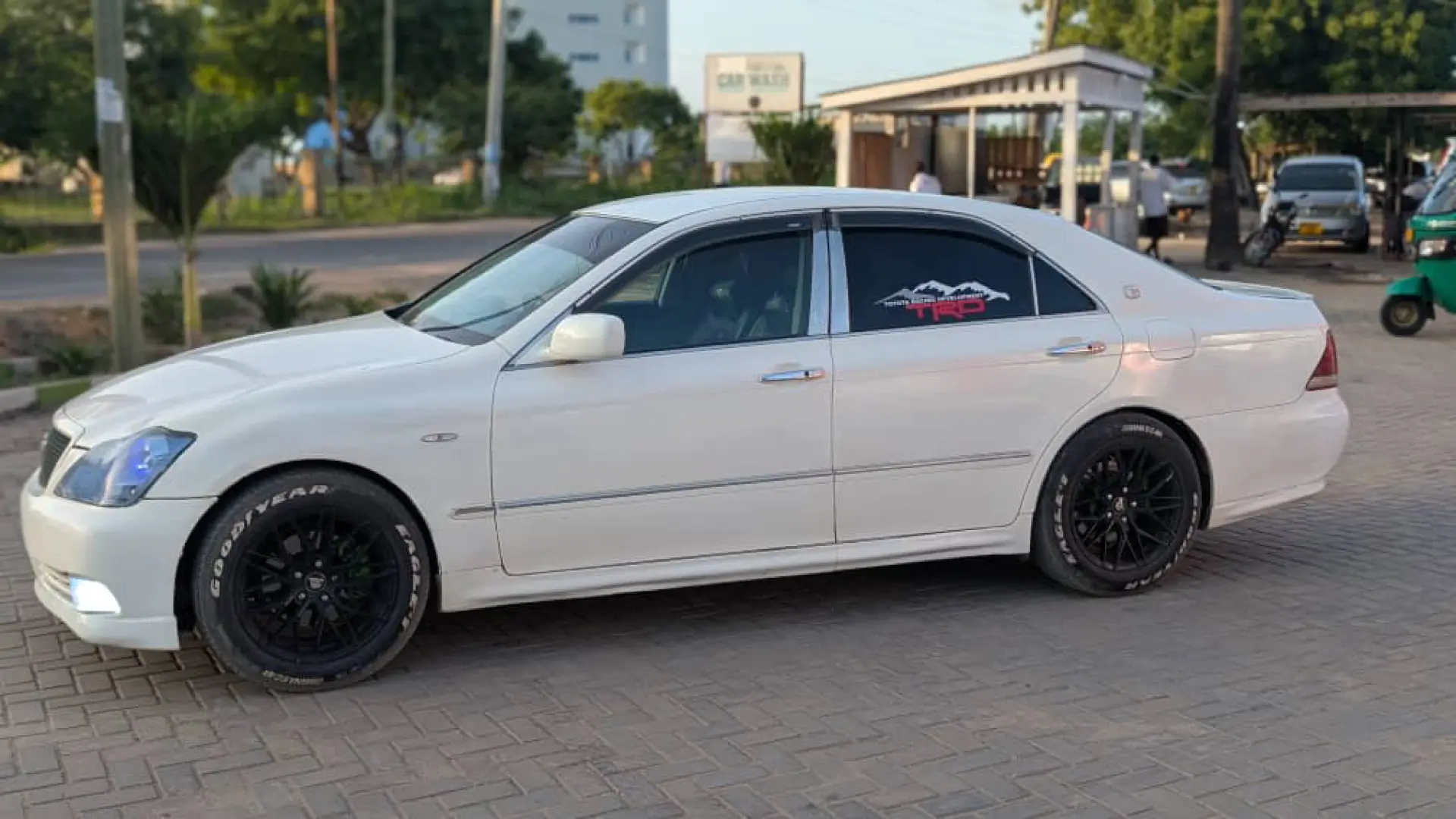 Toyota Crown Athlete 2400cc for Sale thumbnail 4