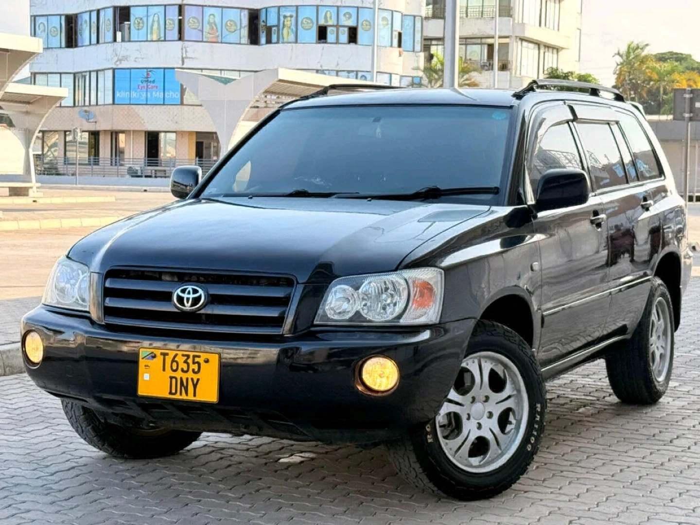 Toyota Kluger 2005 Black SUV for Sale thumbnail 3