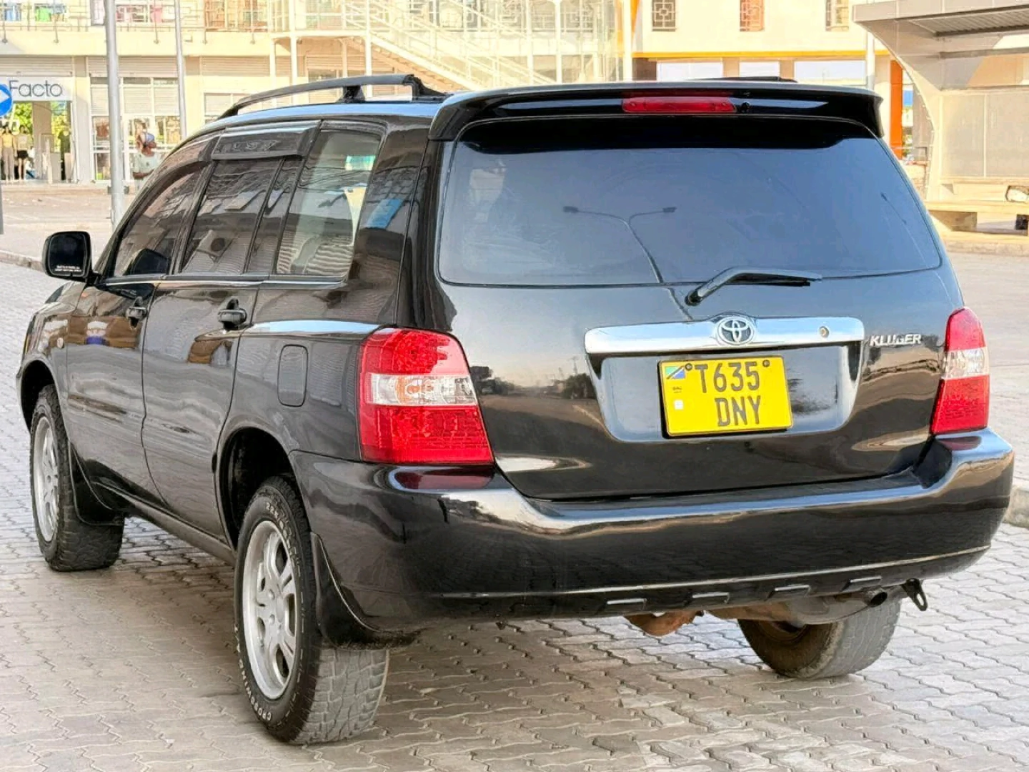 Toyota Kluger 2005 Black SUV for Sale thumbnail 5