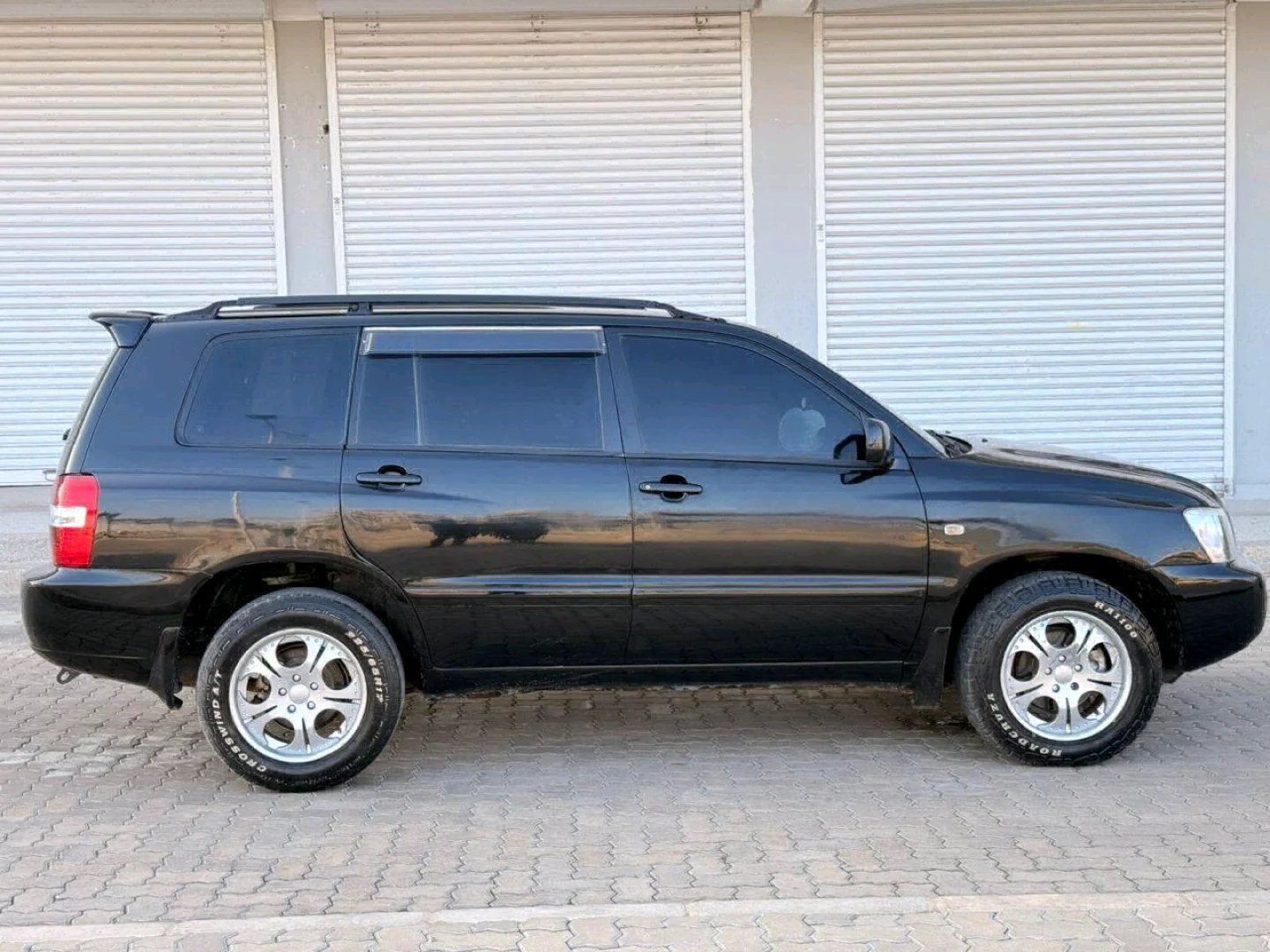 Toyota Kluger 2005 Black SUV for Sale thumbnail 9