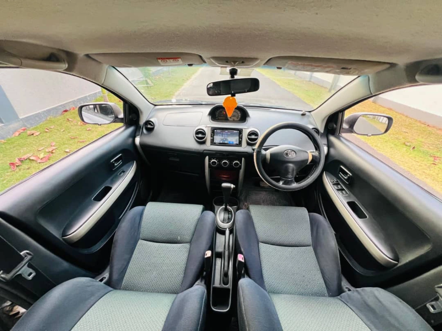 Toyota IST 2006 Automatic - 12.8 Million TZS thumbnail 5