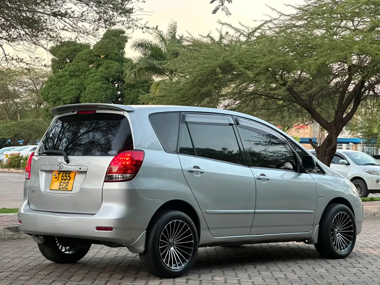 Toyota Ractis Silver thumbnail 2