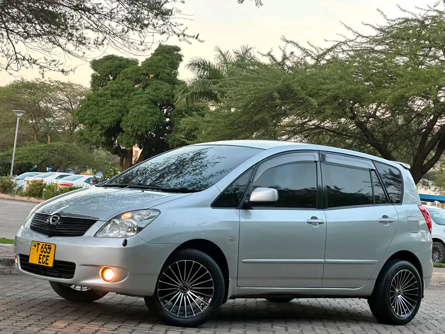 Toyota Ractis Silver thumbnail 3