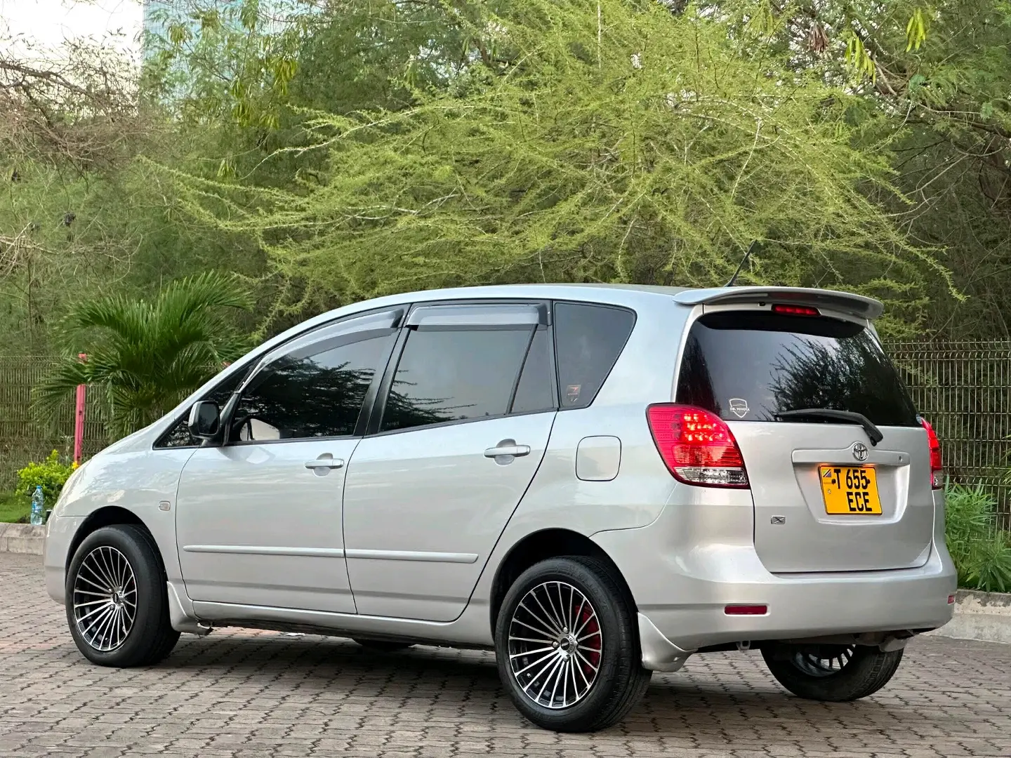 Toyota Ractis Silver thumbnail 4