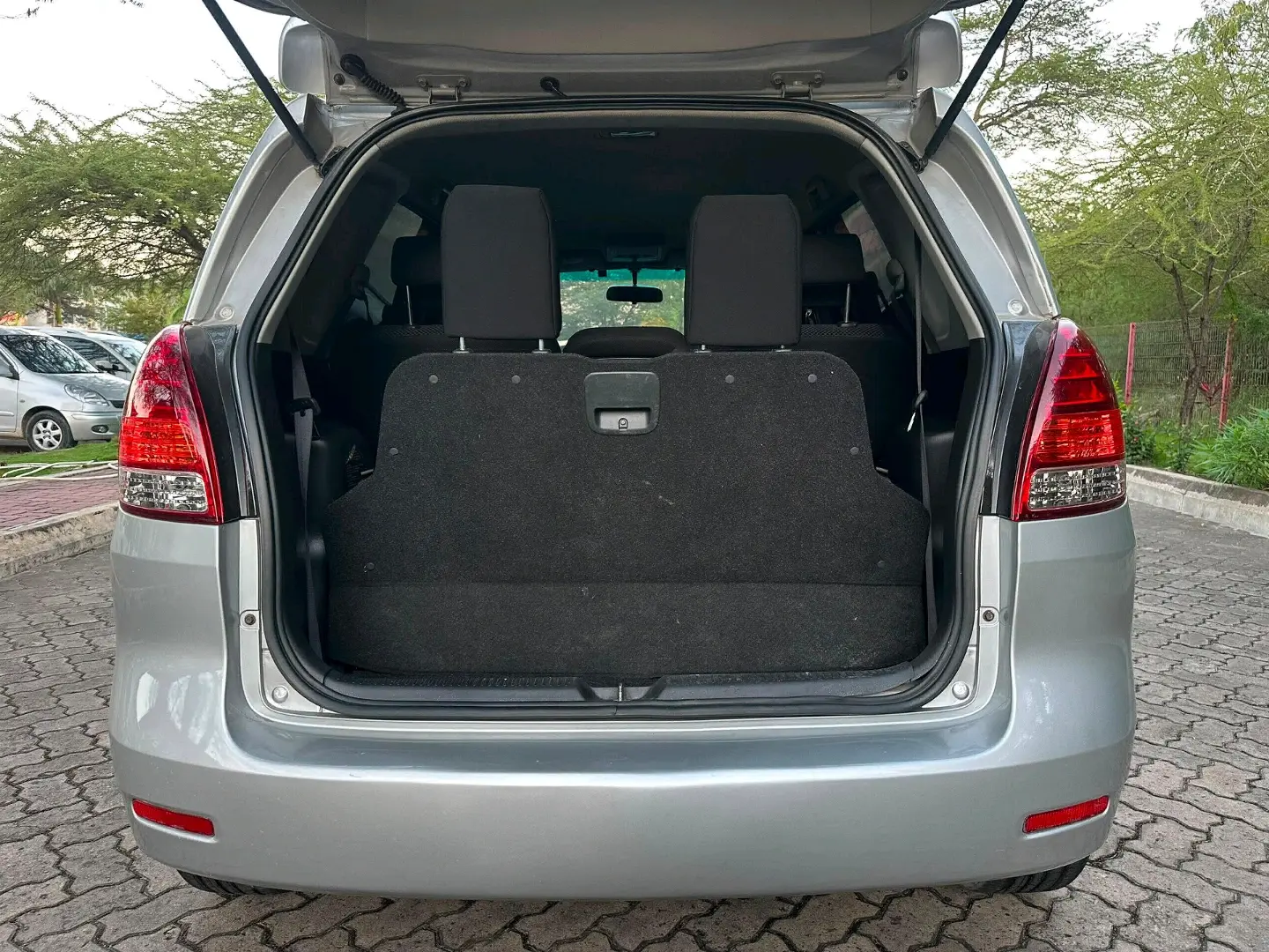 Toyota Ractis Silver thumbnail 5