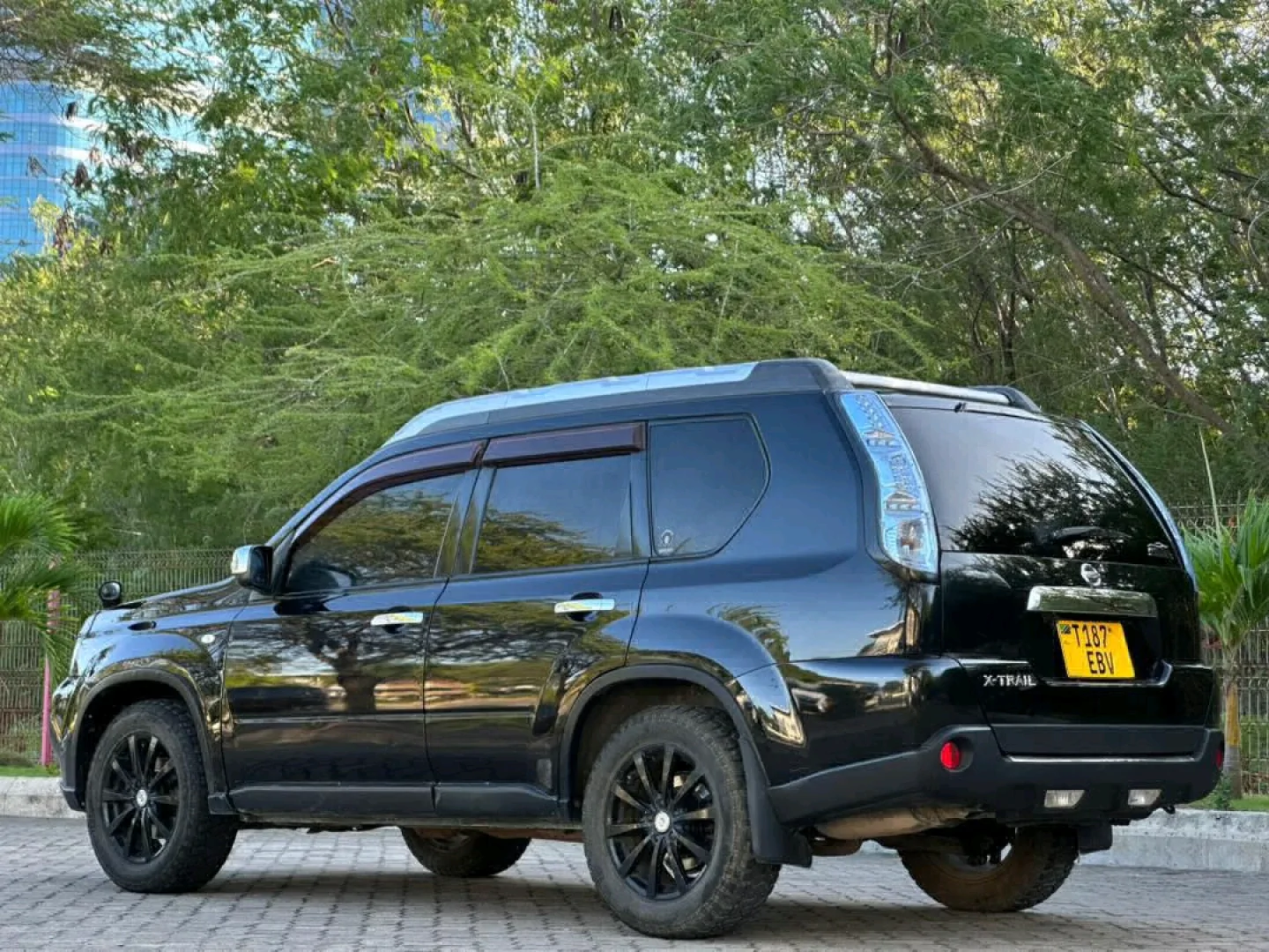Black Nissan X-Trail 2010 SUV - 1990cc thumbnail 4
