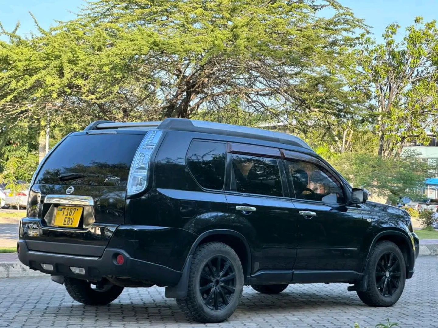 Black Nissan X-Trail 2010 SUV - 1990cc thumbnail 5