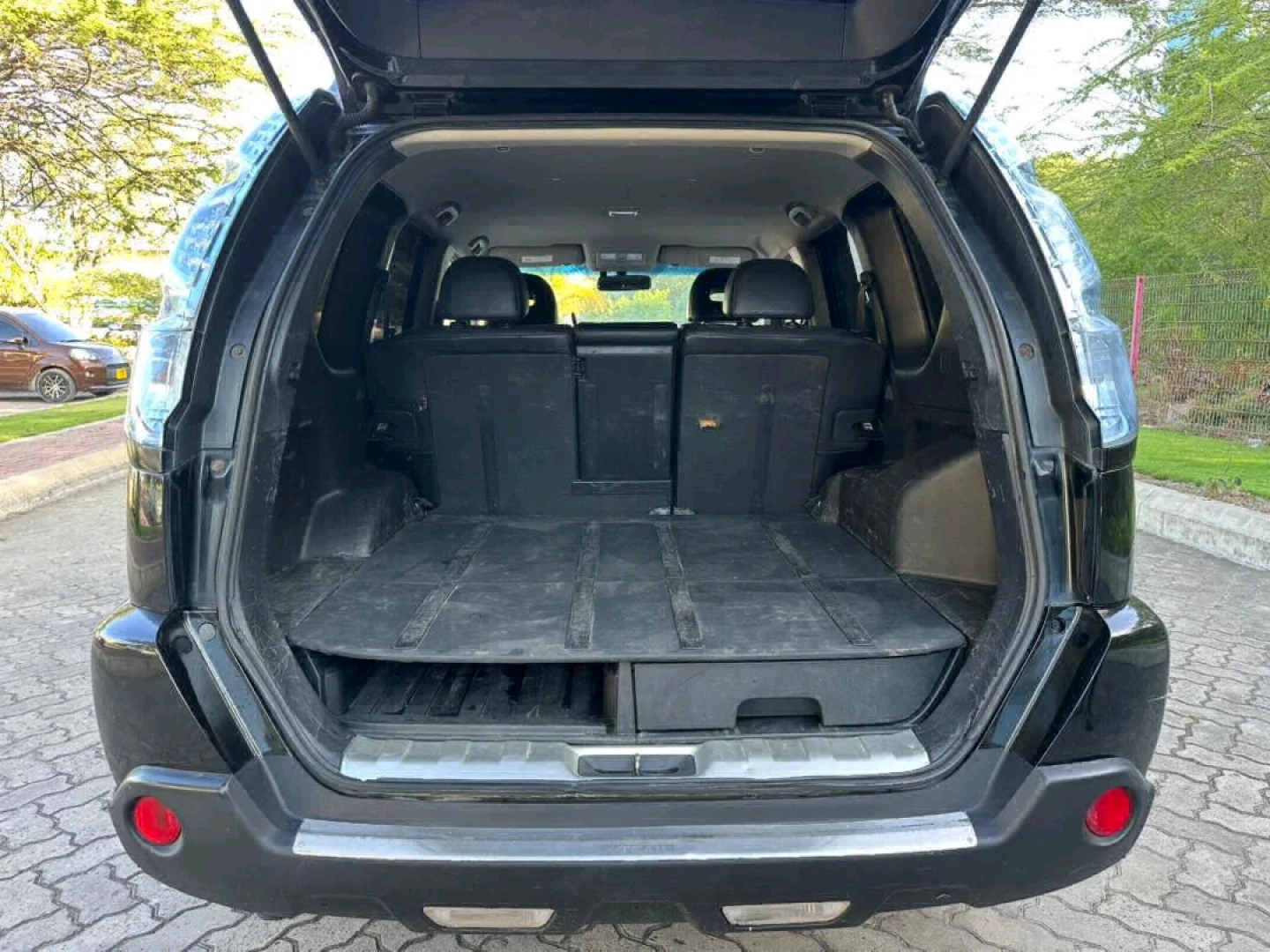 Black Nissan X-Trail 2010 SUV - 1990cc thumbnail 6