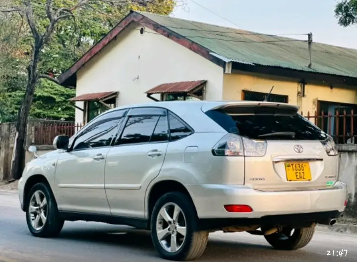 Toyota Harrier (Silver) thumbnail 3