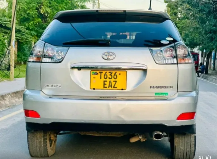 Toyota Harrier (Silver) thumbnail 4