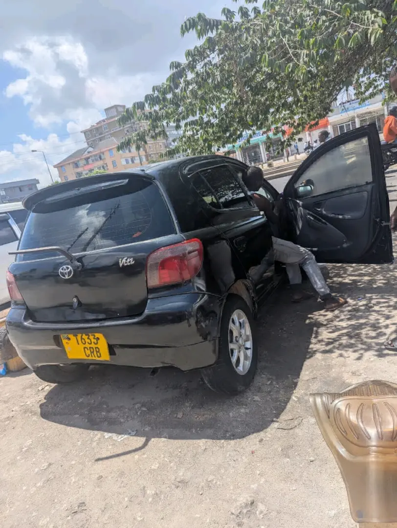 Toyota Vitz Gari la kuuzwa thumbnail 3