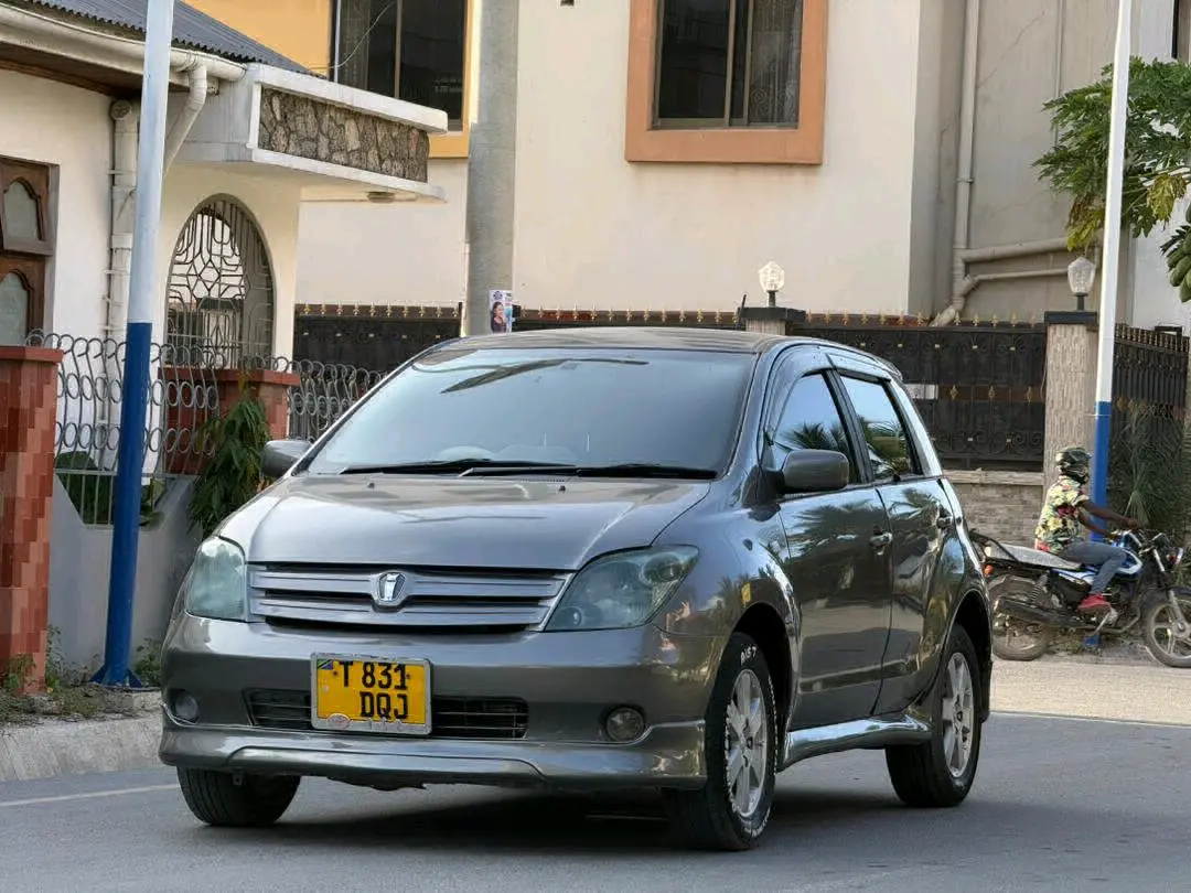 Toyota IST Hatchback 2004 Grey thumbnail 2