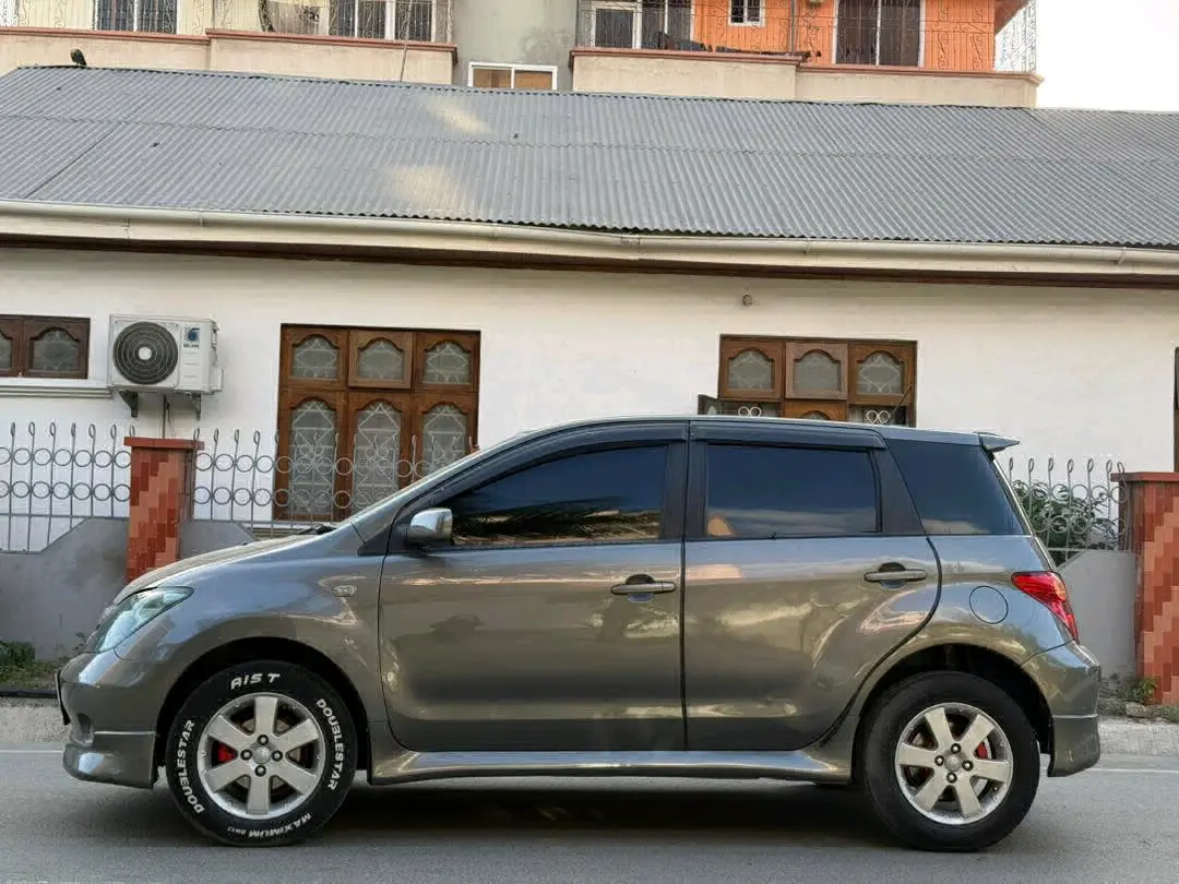 Toyota IST Hatchback 2004 Grey thumbnail 3