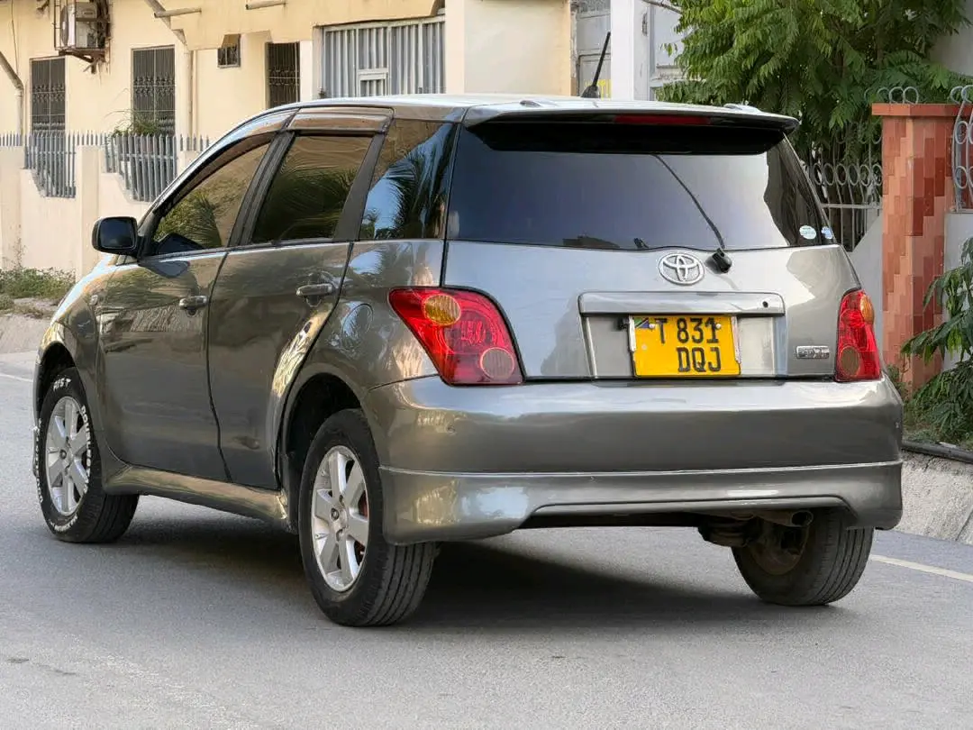 Toyota IST Hatchback 2004 Grey thumbnail 4