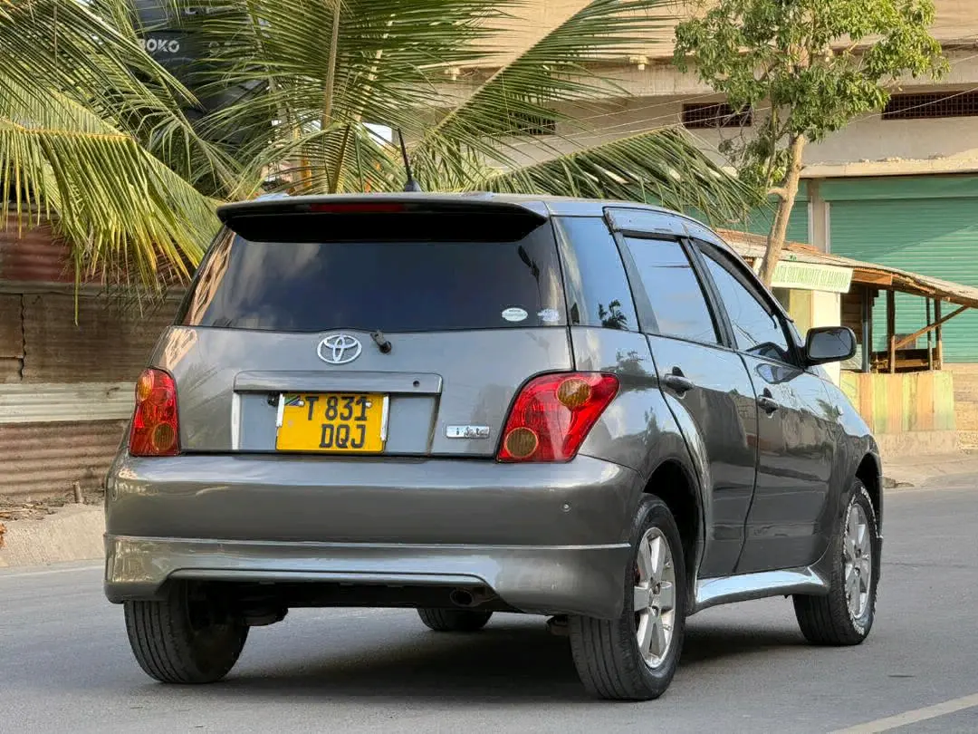 Toyota IST Hatchback 2004 Grey thumbnail 6