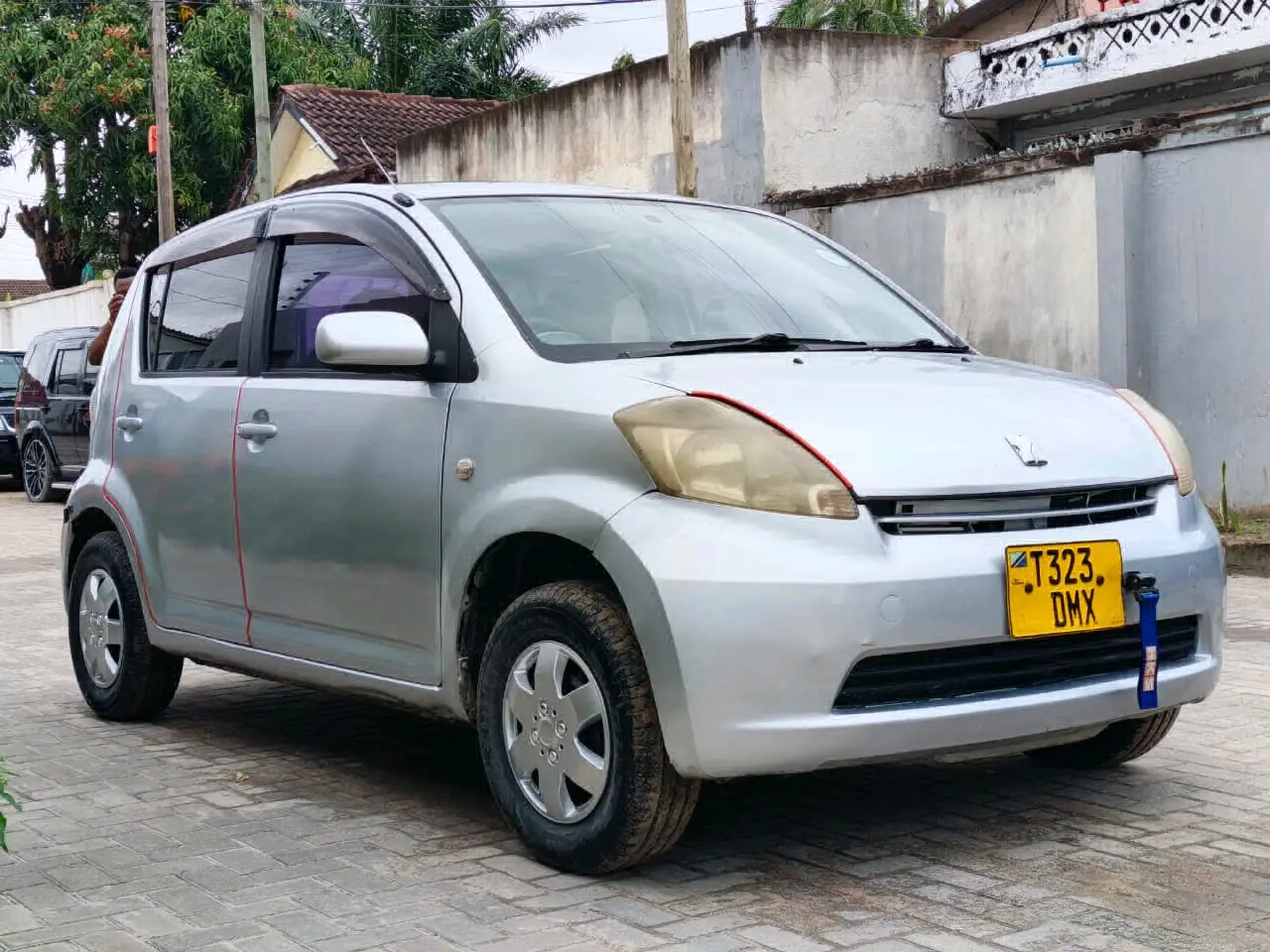 Toyota Passo Silver thumbnail 4