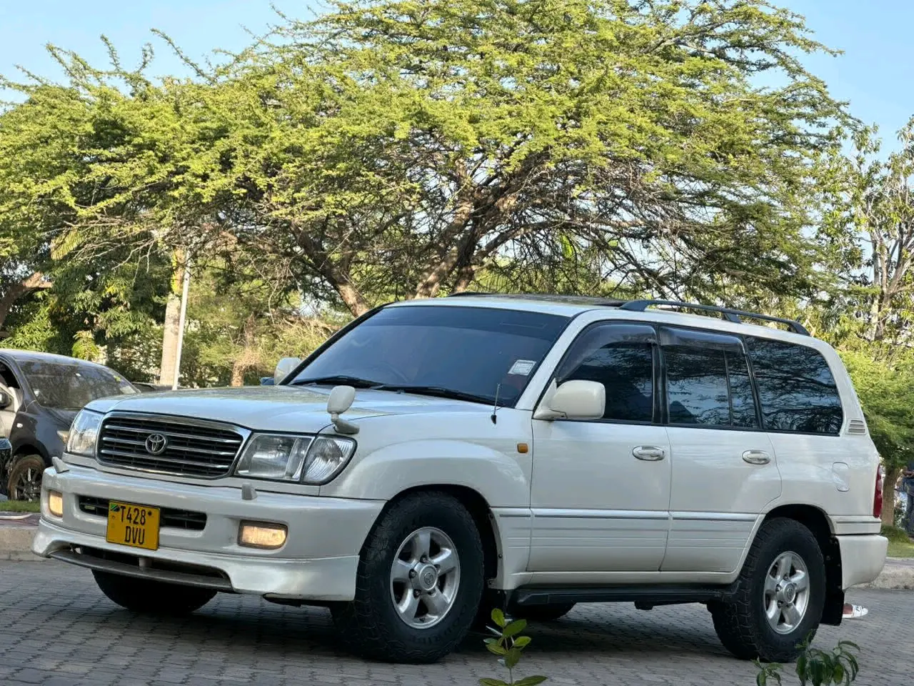 Toyota Land Cruiser 100 Series 2000 Model thumbnail 2