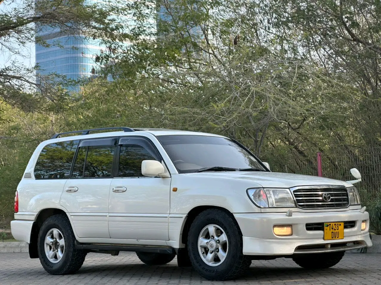 Toyota Land Cruiser 100 Series 2000 Model thumbnail 3