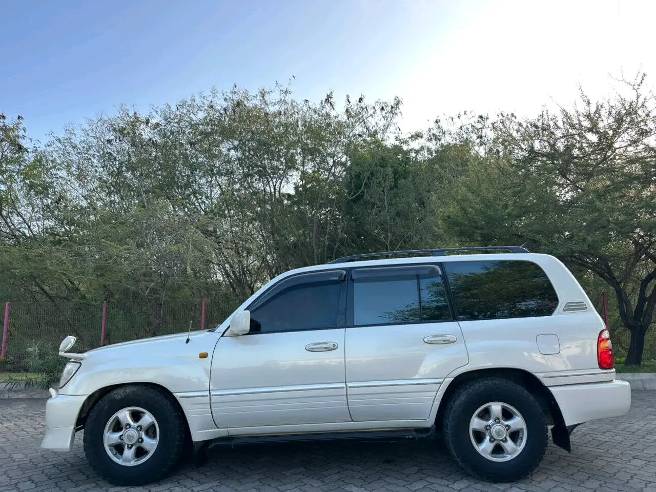 Toyota Land Cruiser 100 Series 2000 Model thumbnail 4