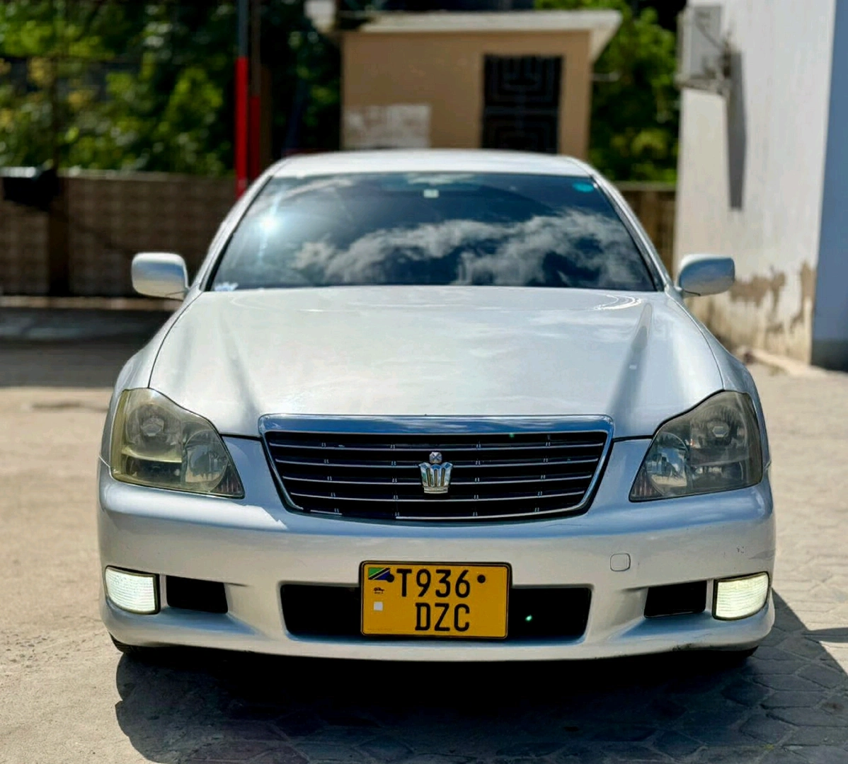 Toyota Crown Athlete Silver/White