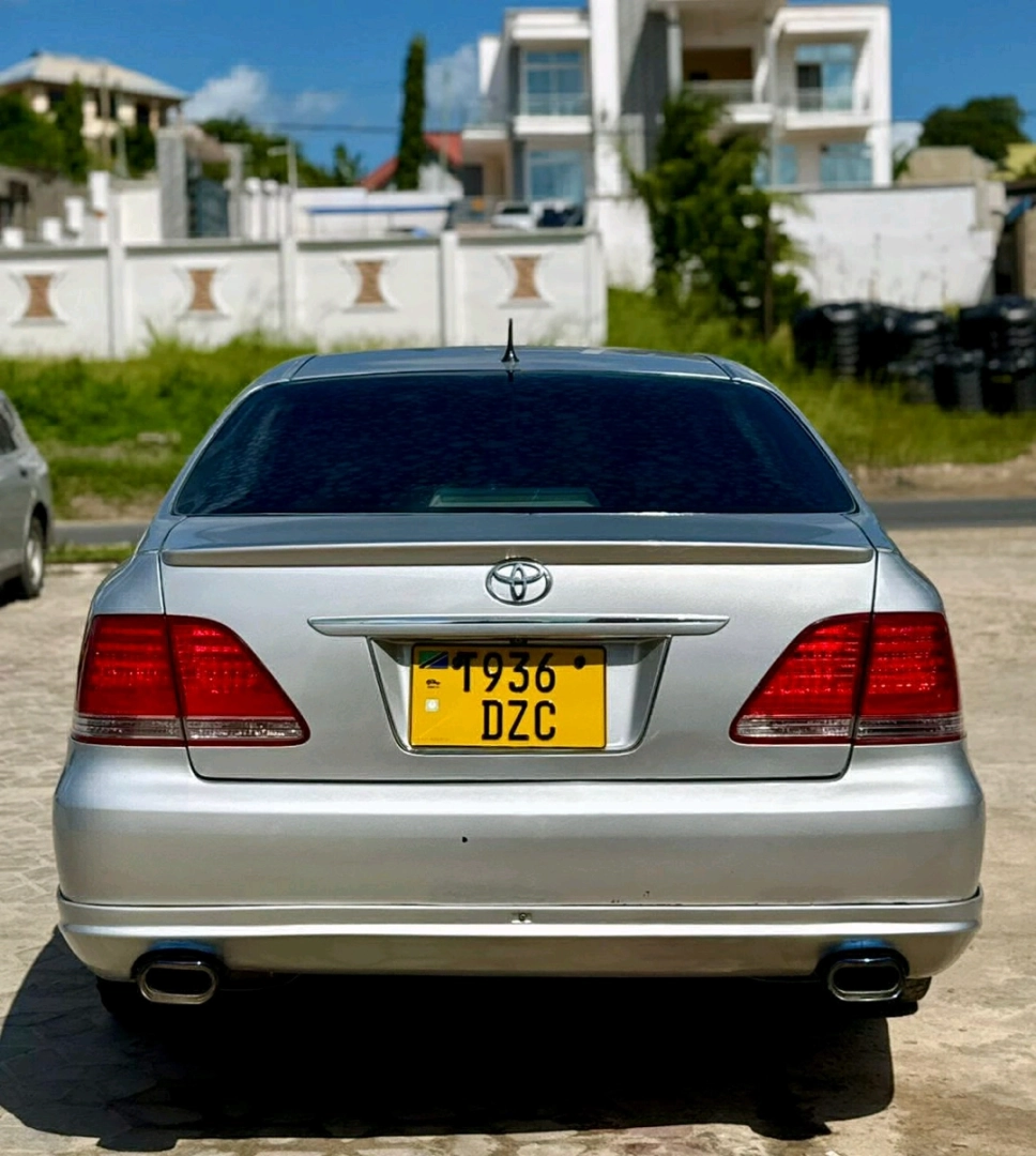 Toyota Crown Athlete Silver/White thumbnail 2