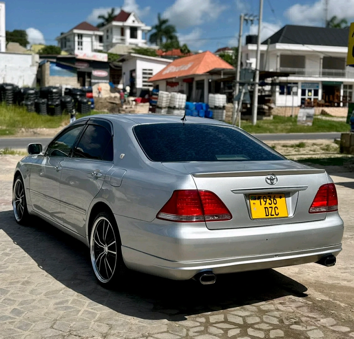 Toyota Crown Athlete Silver/White thumbnail 4