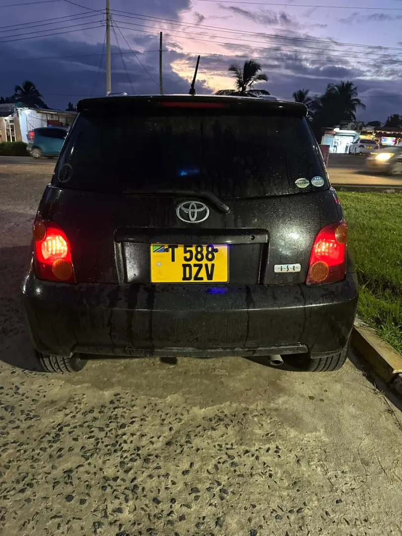 Toyota Ist (Black) thumbnail 3