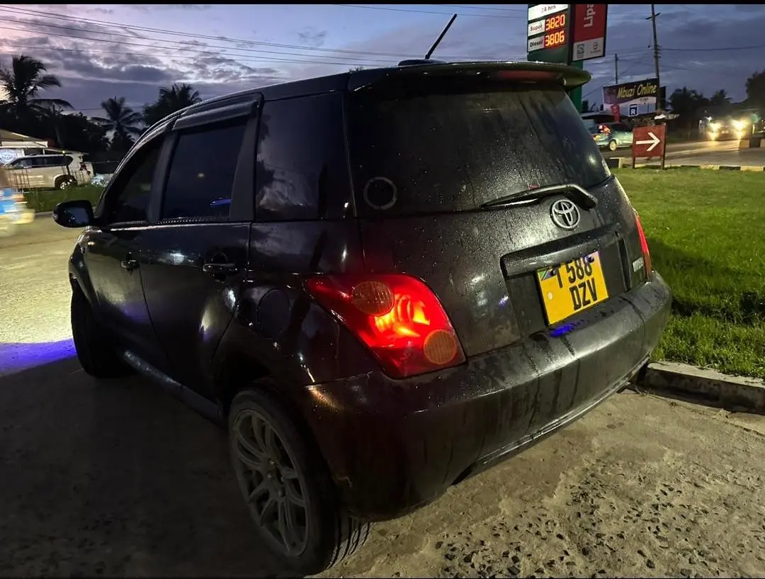 Toyota Ist (Black) thumbnail 4