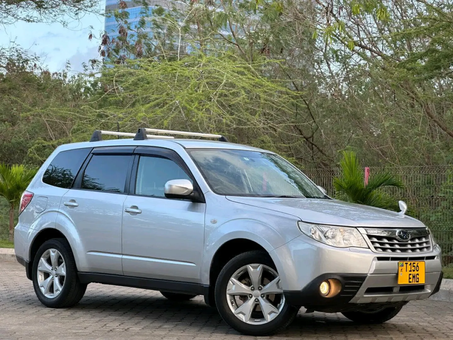Subaru Forester 2010 Silver (Reg EMG) thumbnail 2