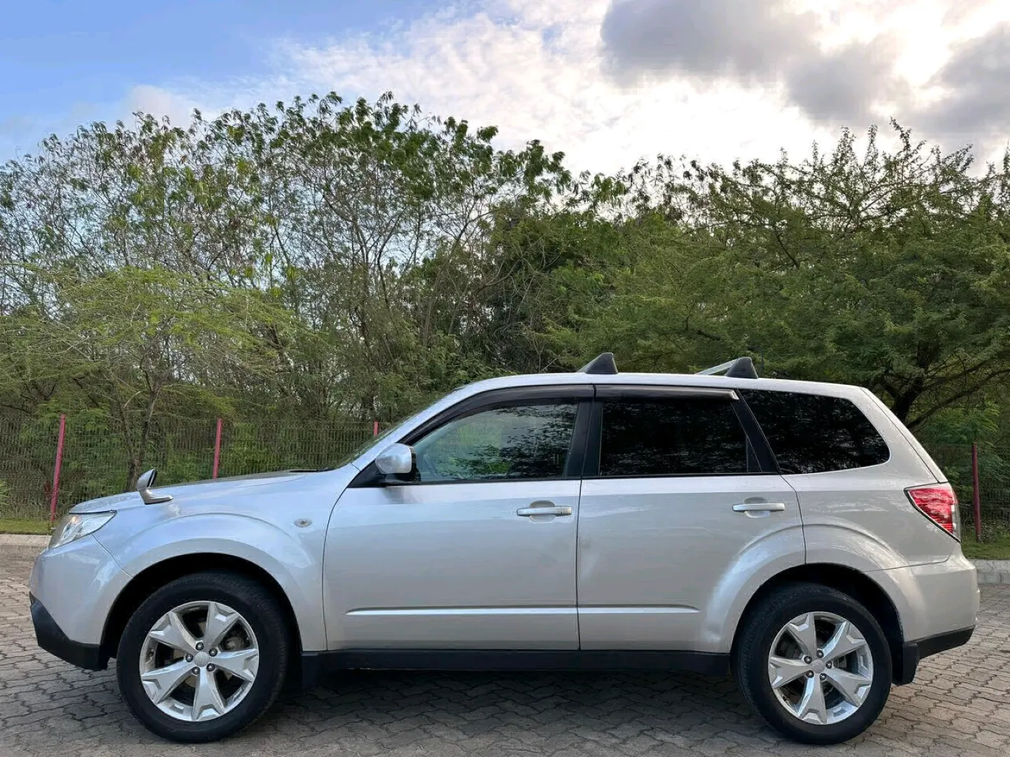 Subaru Forester 2010 Silver (Reg EMG) thumbnail 3