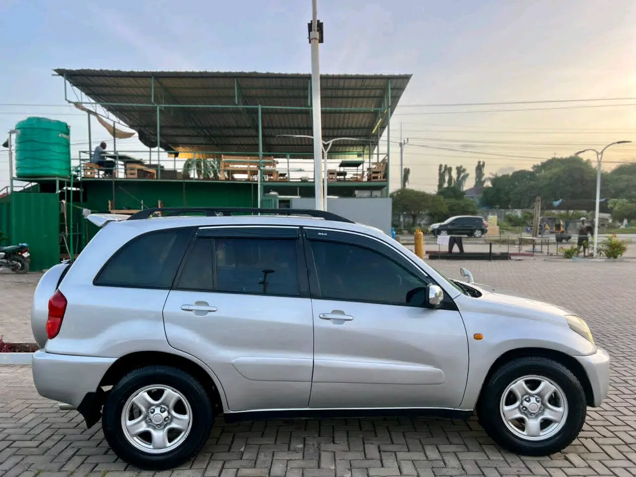 Toyota RAV4 Silver 1.8L VVT-i thumbnail 3