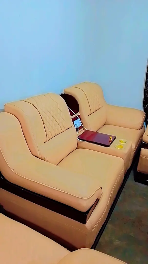 Modern Beige Leather Sofa Set thumbnail 2