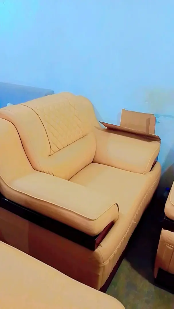 Modern Beige Leather Sofa Set thumbnail 4