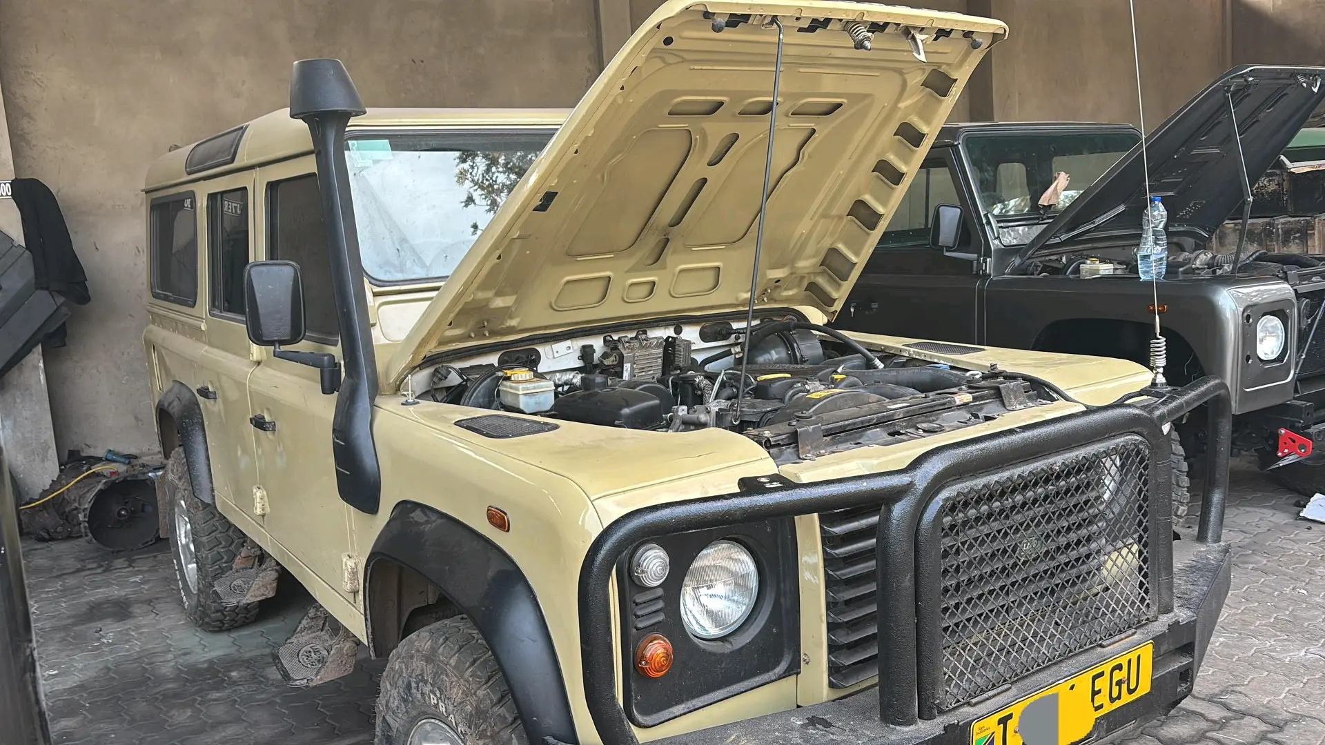Land Rover Defender 110 (300TDI) thumbnail 2