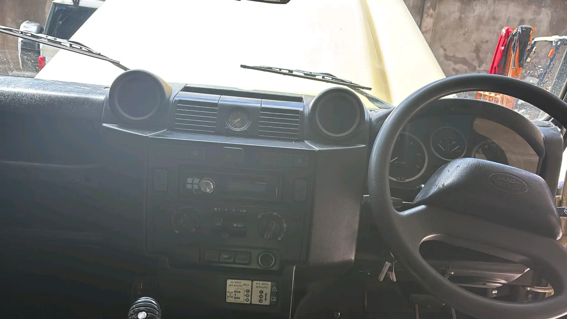 Land Rover Defender 110 (300TDI) thumbnail 3