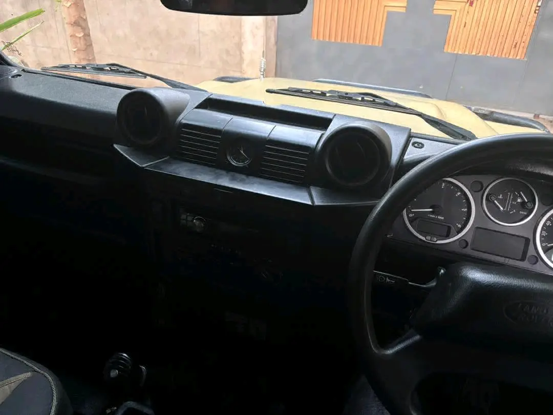 Land Rover Defender 110 (300TDI) thumbnail 5