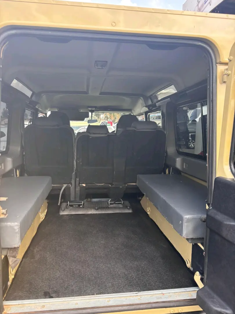 Land Rover Defender 110 (300TDI) thumbnail 7