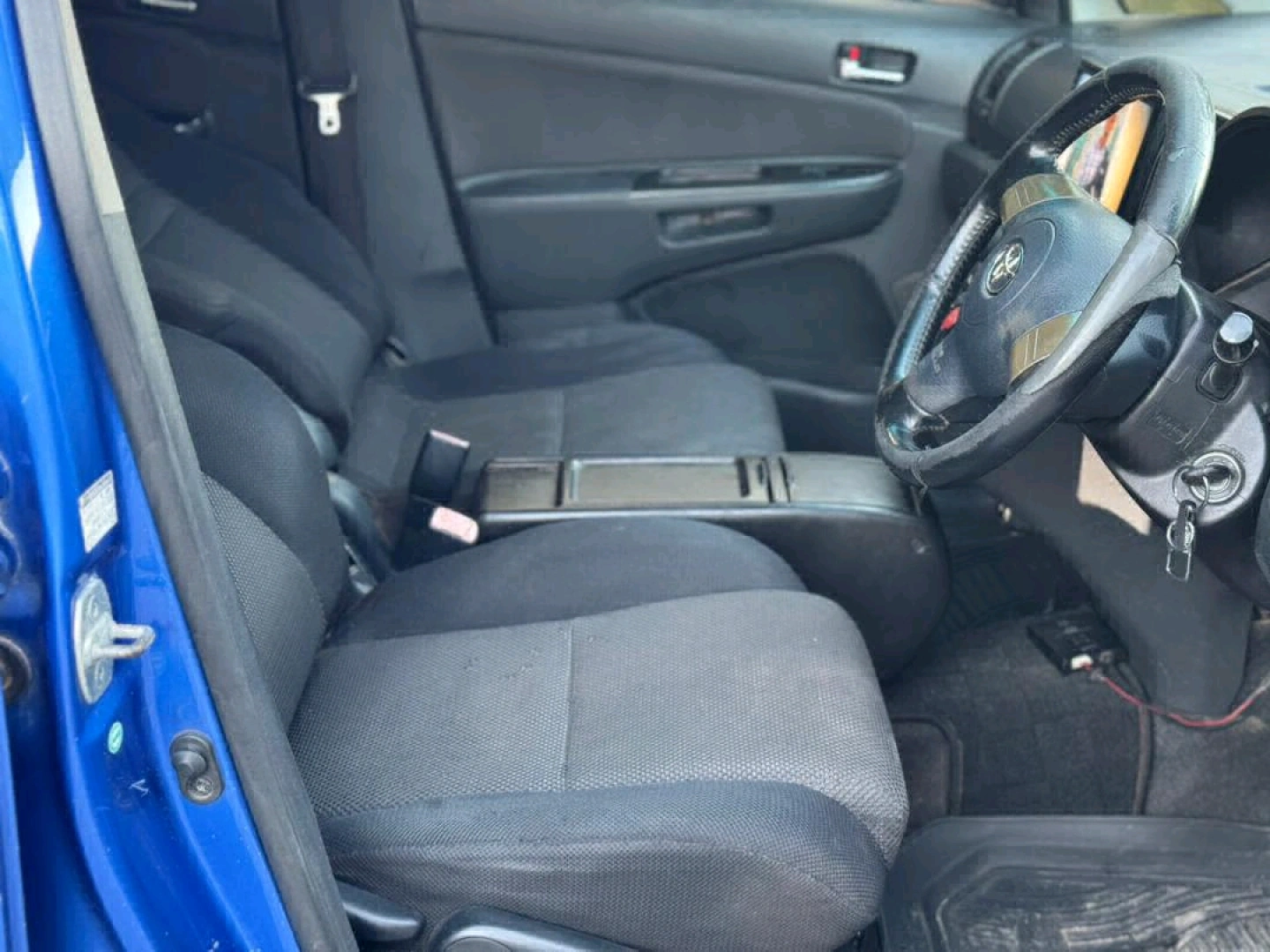 2004 Blue Toyota Wish Minivan thumbnail 5