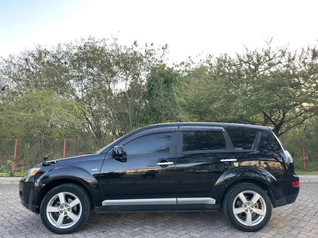 Black 2008 Mitsubishi Outlander 2.36L AC Exchange Allowed thumbnail 6
